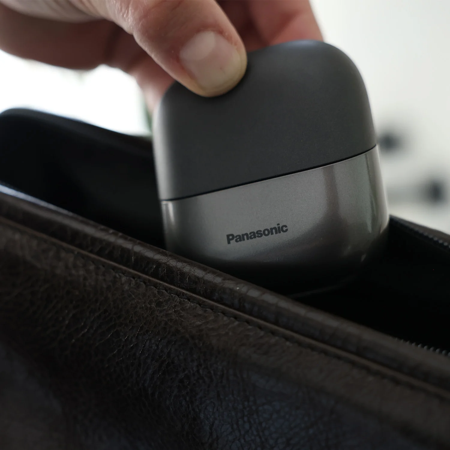 Swipe Right Electric Travel Shaver for Men - Image 3